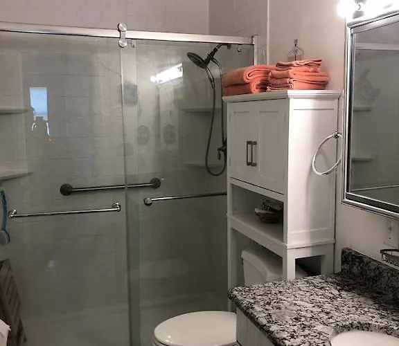 Bayside 1st Floor Oc 2 Br/1ba Pool Close To Jolly Roger/convention Center *